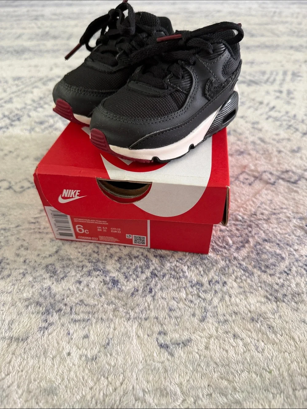 Nike Kids Black and Red Low-Top Sneakers